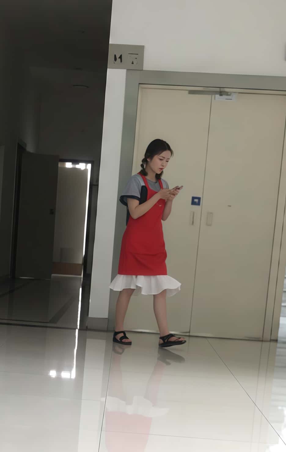 颜值系女厕第四期-（1）一身白色靓丽装美女 小丸子头妹妹-共入厕美屄大比拼.jpg